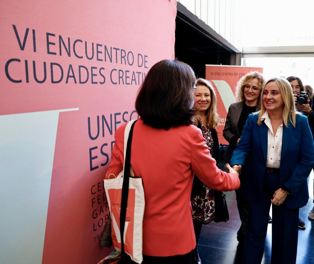 ©Ayto.Granada: La alcaldesa renueva “el compromiso de Granada de ser un faro para la literatura y la cultura, y contribuir a los valores universales que defiende la Red de Ciudades Creativas de la Unesco” 